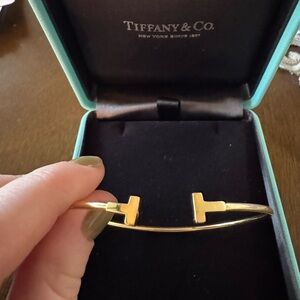 Tiffany & Co.
Narrow Wire Bracelet in Yellow Gold